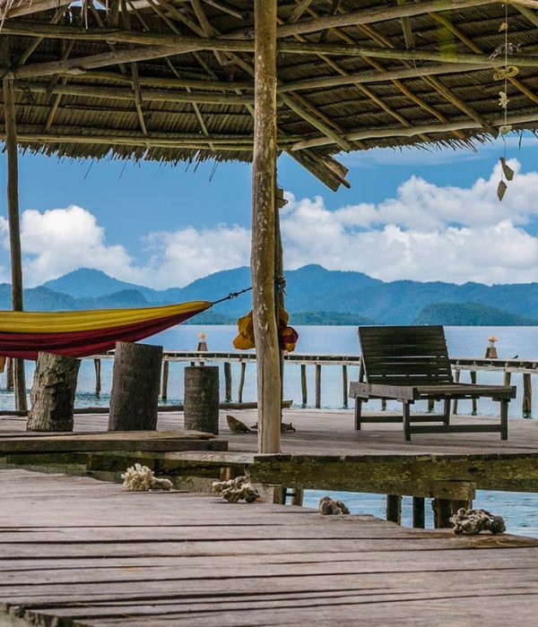 hammock-on-diving-station-kri-island-raja-ampat-in-small.jpg